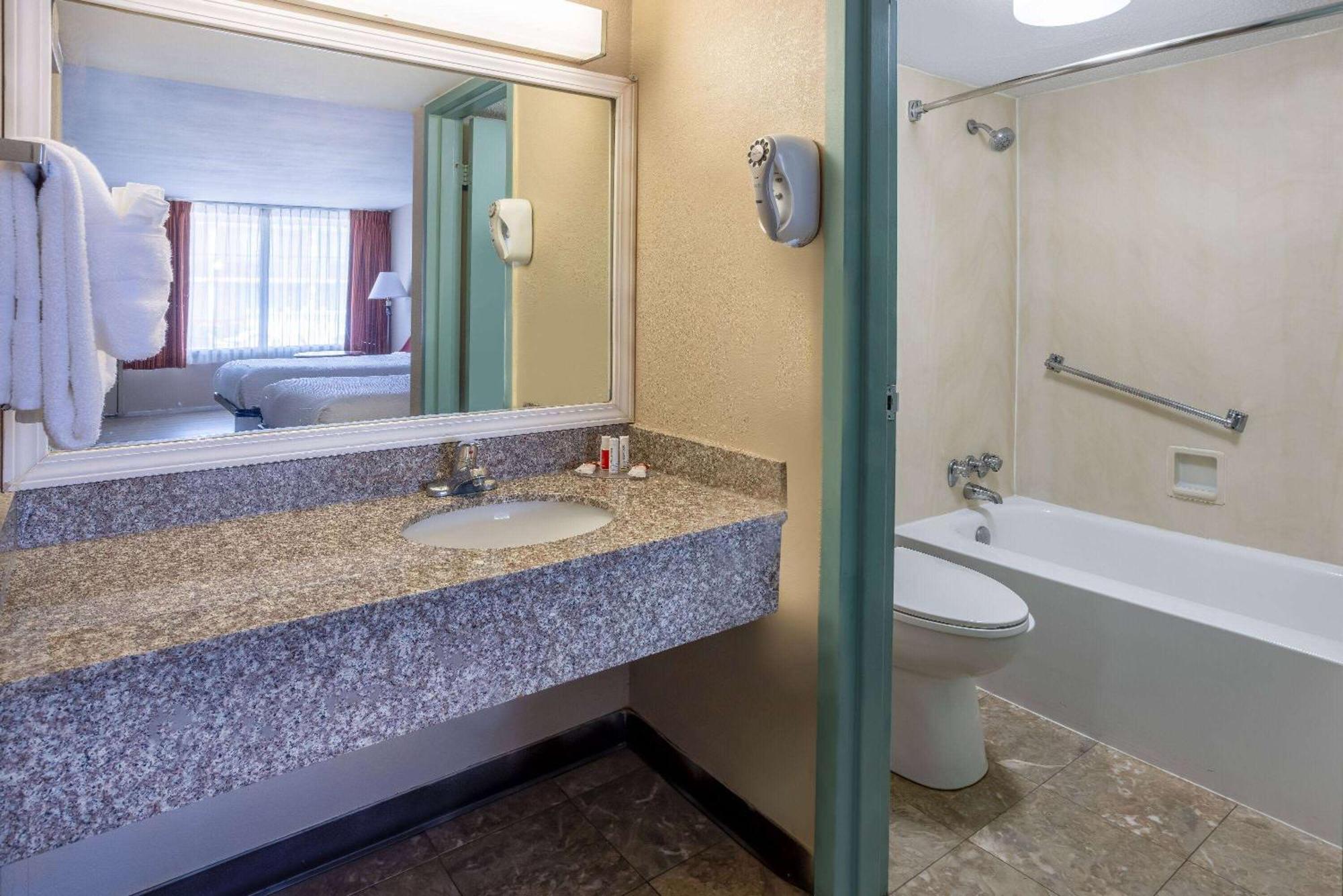 Ramada By Wyndham Rome - Verona Eksteriør bilde