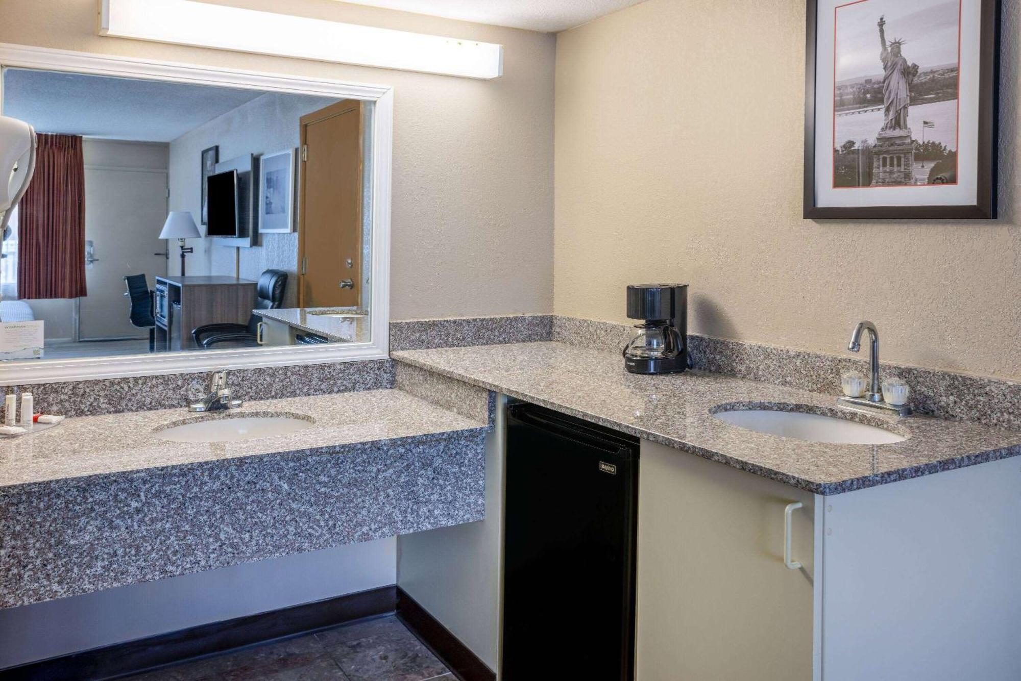 Ramada By Wyndham Rome - Verona Eksteriør bilde